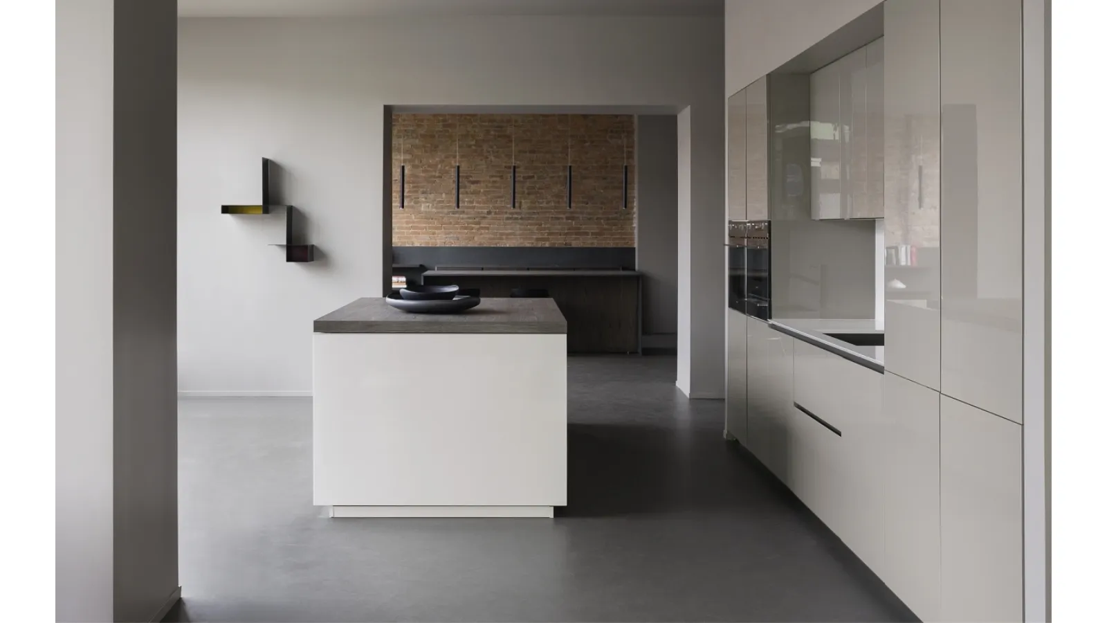 Cucina Design con isola Viva 07 in laccato lucido di Maistri