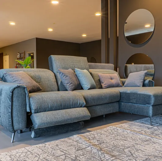 Divano con meccanismo zero-wall: massimo comfort e minimo ingombro