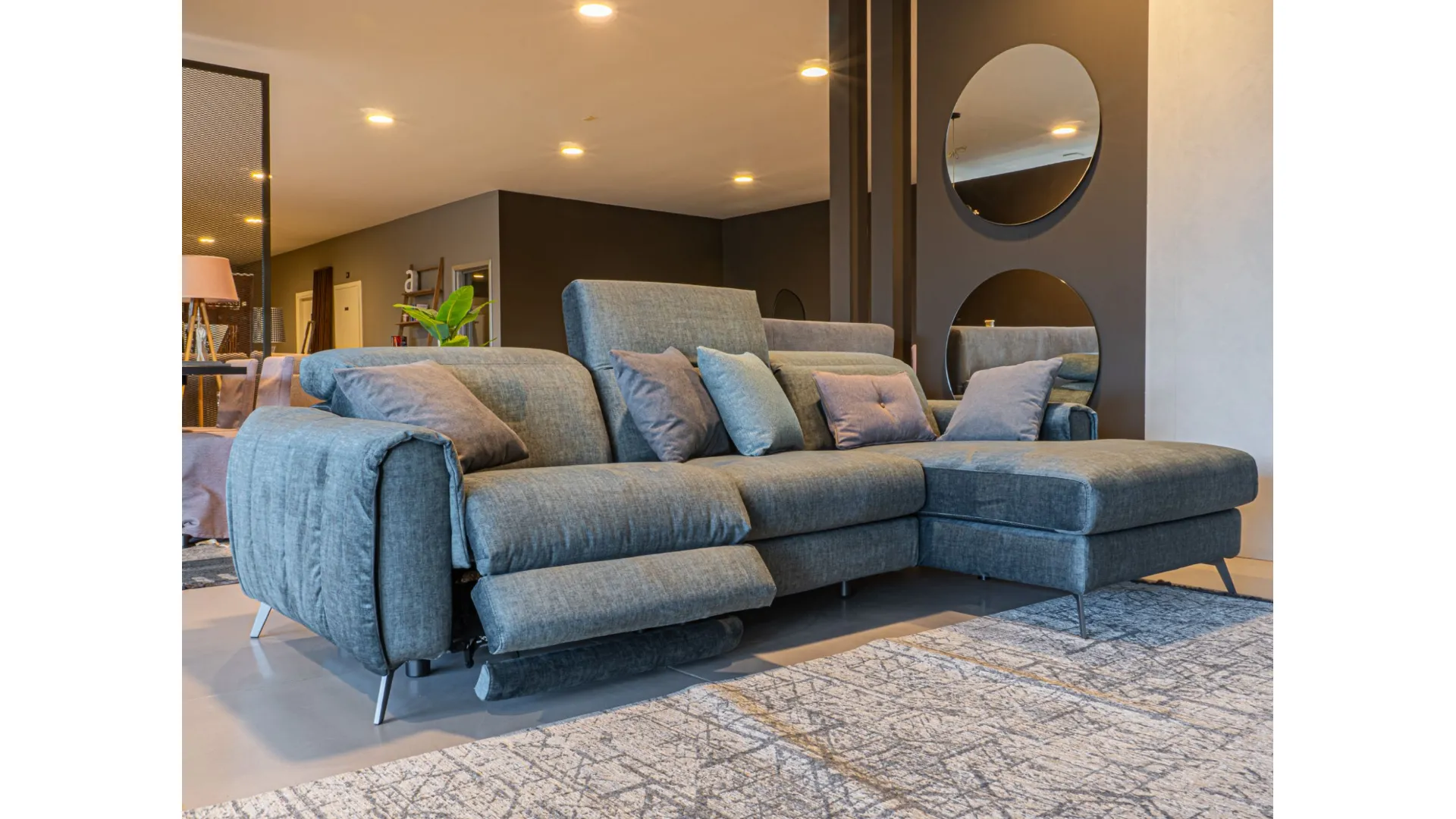 Divano con meccanismo zero-wall: massimo comfort e minimo ingombro