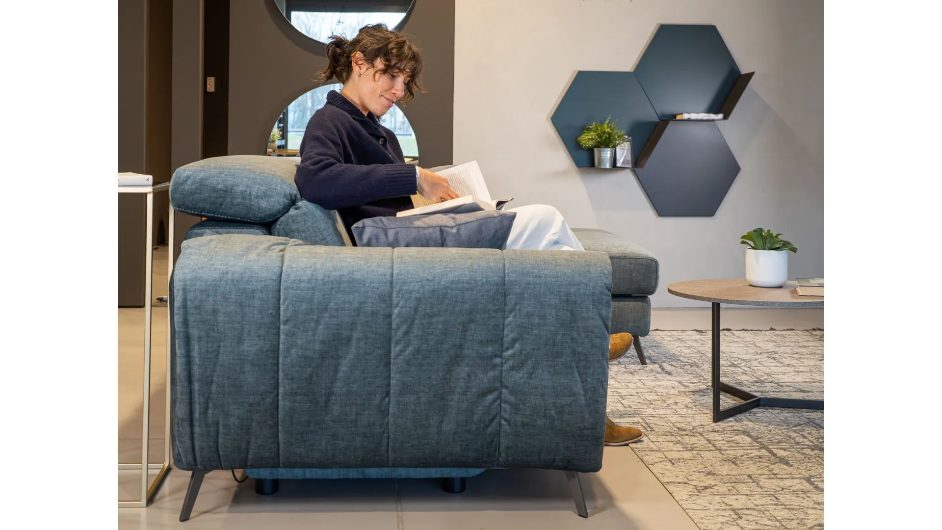 Divano con meccanismo zero-wall: massimo comfort e minimo ingombro