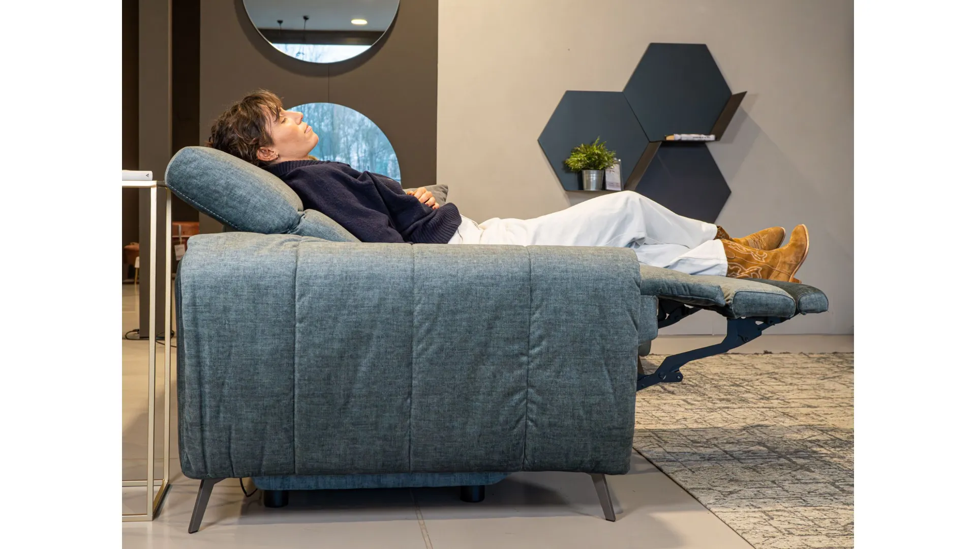 Divano con meccanismo zero-wall: massimo comfort e minimo ingombro