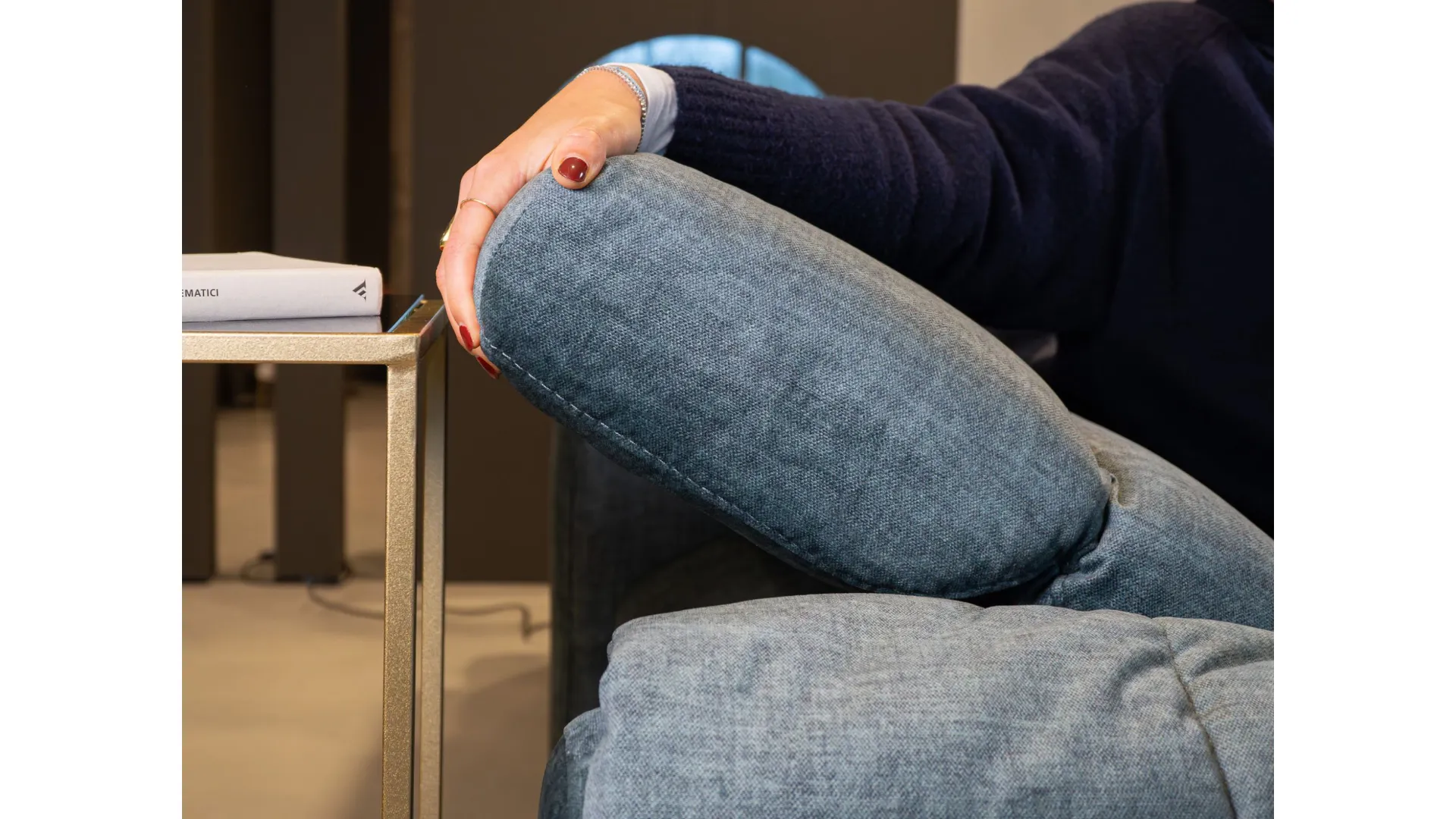 Divano con meccanismo zero-wall: massimo comfort e minimo ingombro