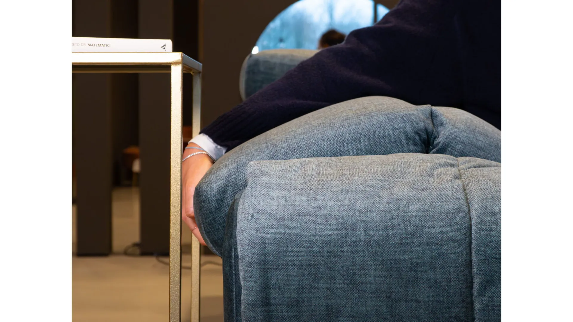 Divano con meccanismo zero-wall: massimo comfort e minimo ingombro