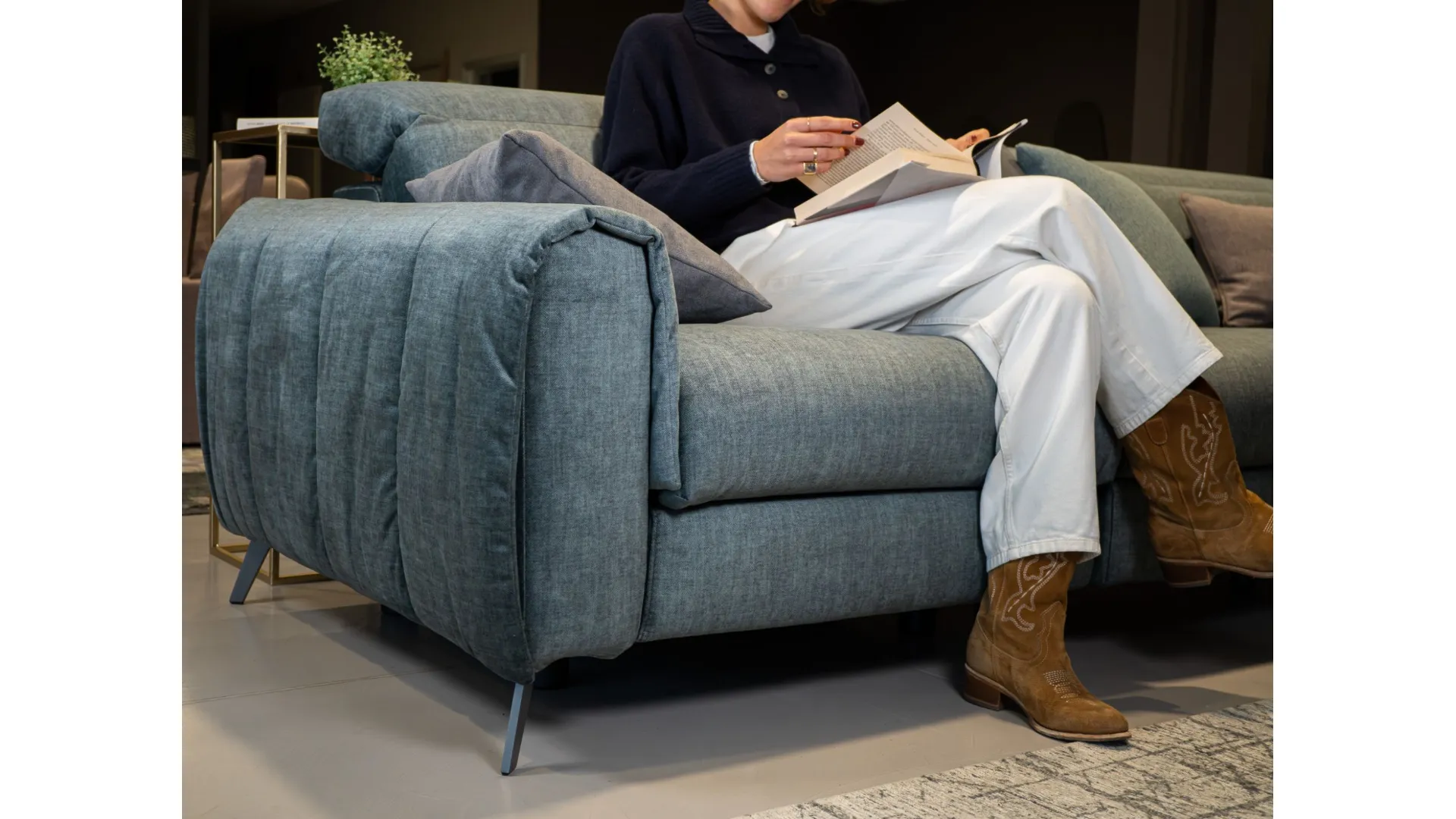 Divano con meccanismo zero-wall: massimo comfort e minimo ingombro