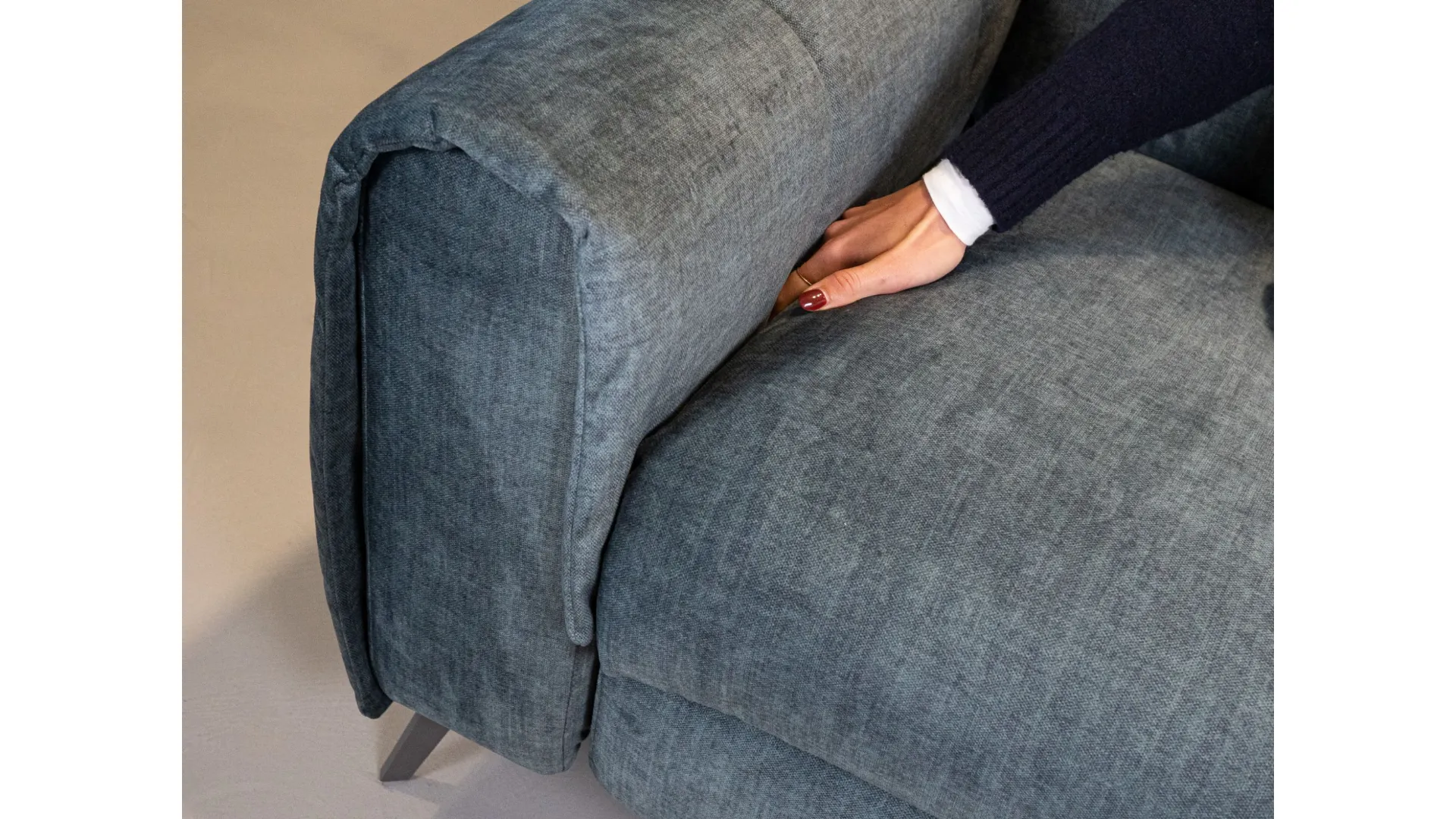 Divano con meccanismo zero-wall: massimo comfort e minimo ingombro