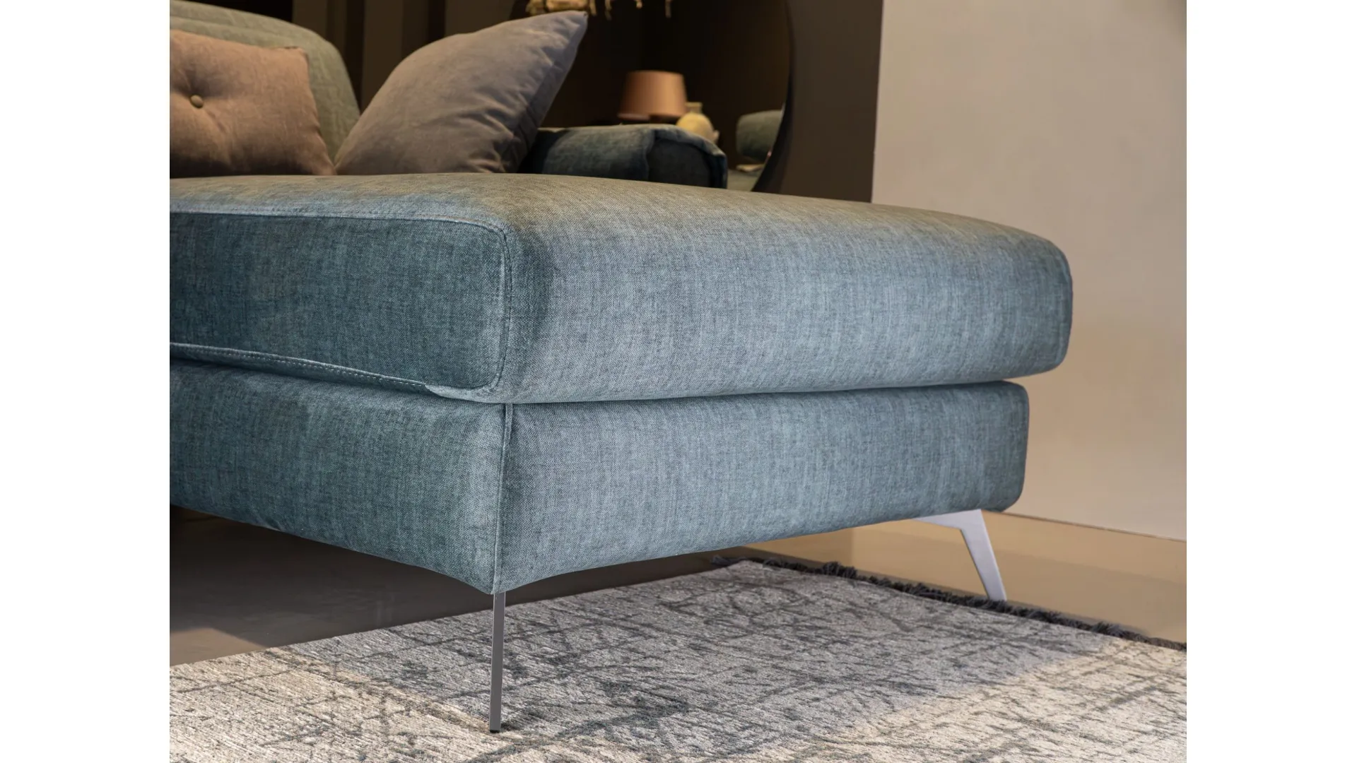 Divano con meccanismo zero-wall: massimo comfort e minimo ingombro