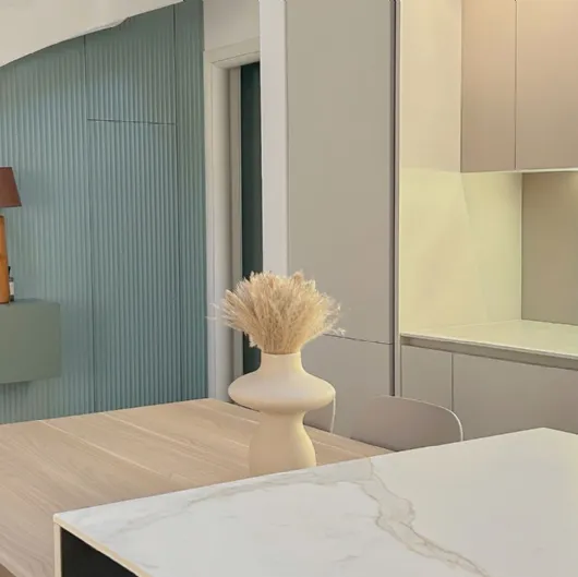 Luminosità ed eleganza sottotetto: l'armonia tra cucina e zona living