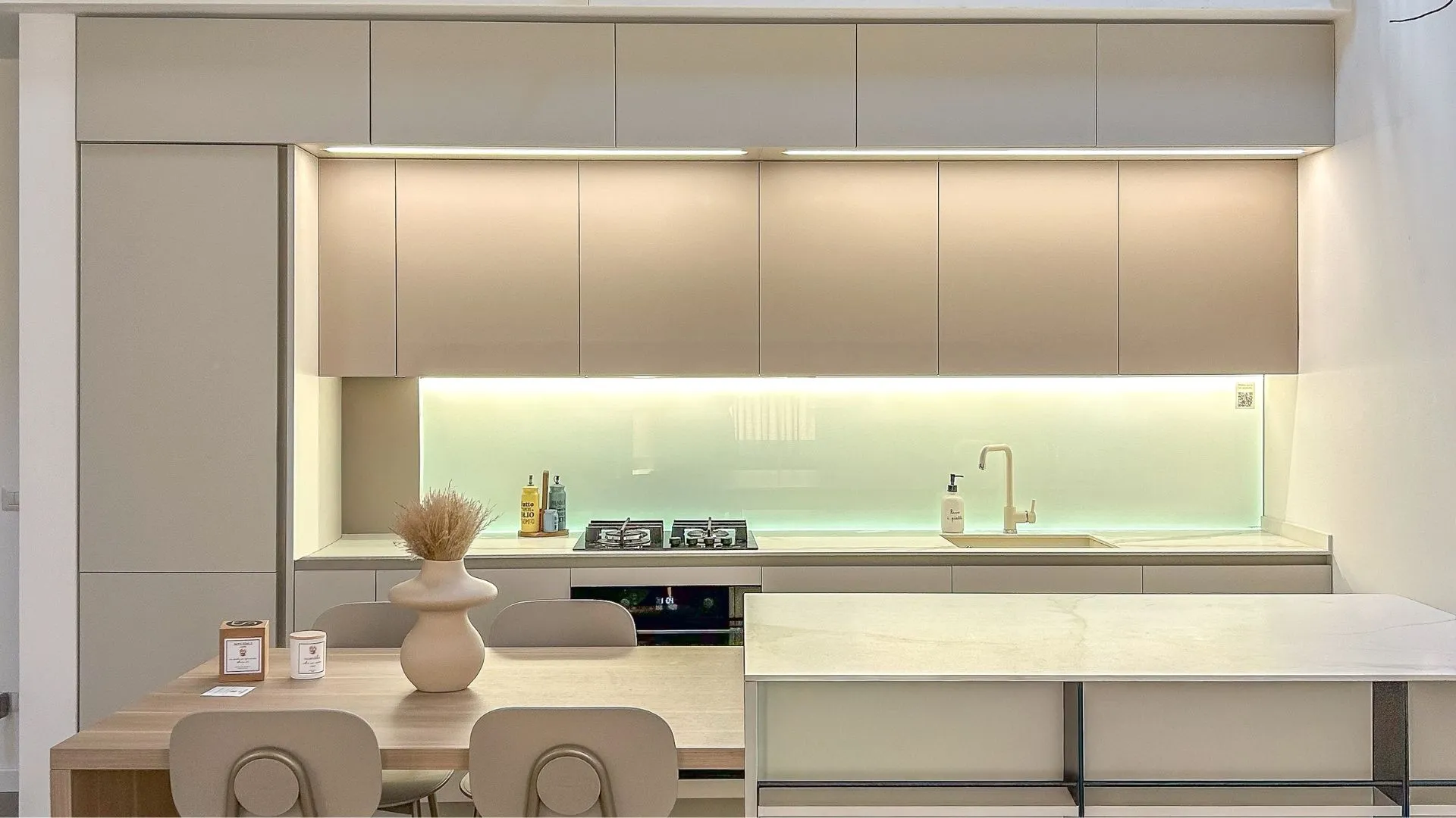 Luminosità ed eleganza sottotetto: l'armonia tra cucina e zona living