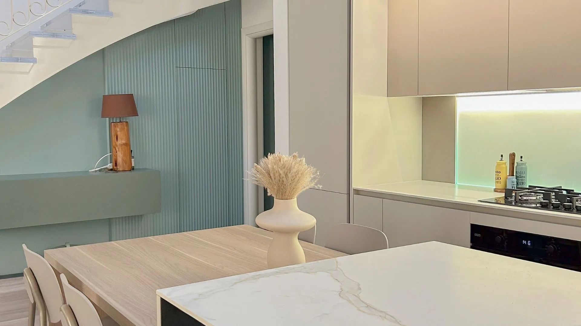 Luminosità ed eleganza sottotetto: l'armonia tra cucina e zona living