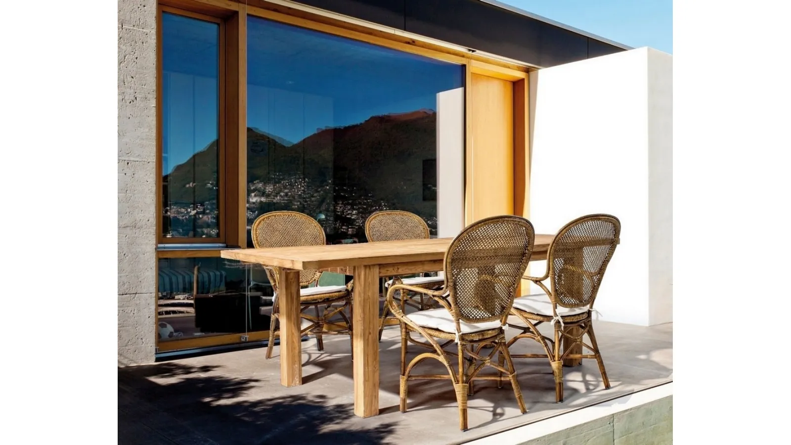 Sedia Edelina in rattan con braccioli di Bizzotto