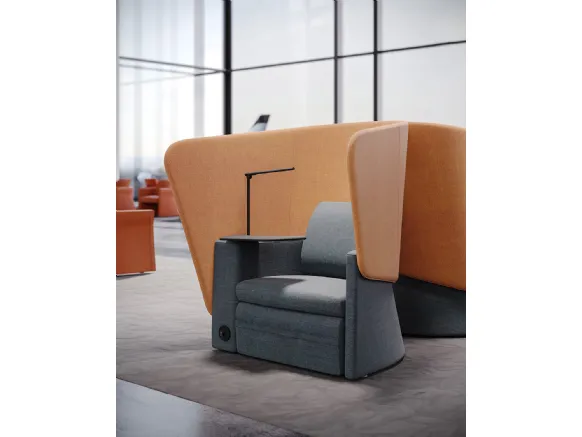 Poltrona da attesa in tessuto con pannello isolante Cocoon di Milani