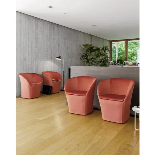 Poltroncina da attesa confortevole in tessuto Liliè di Milani