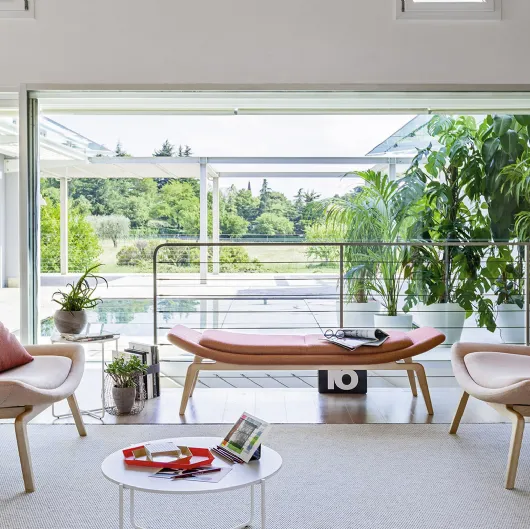 Poltroncine da attesa in tessuto con doppia imbottitura e struttura in legno Nordic di Milani