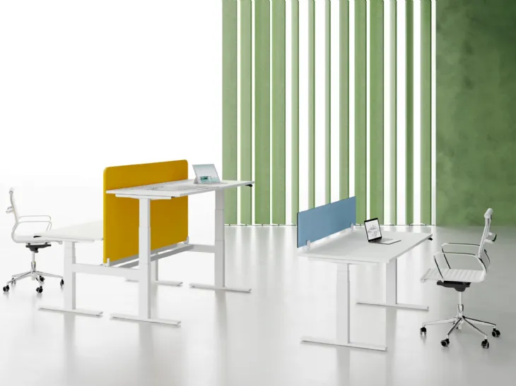 Scrivania Operativa ET in laccato opaco bianco e separè dai colori vivaci di Colombini Office