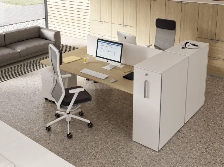 Scrivania dal design semplice in legno di Line Office