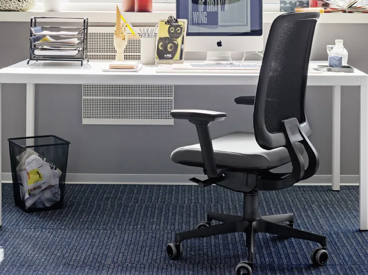 Sedia operativa ergonomica in pelle e tessuto traspirante Tam di Milani