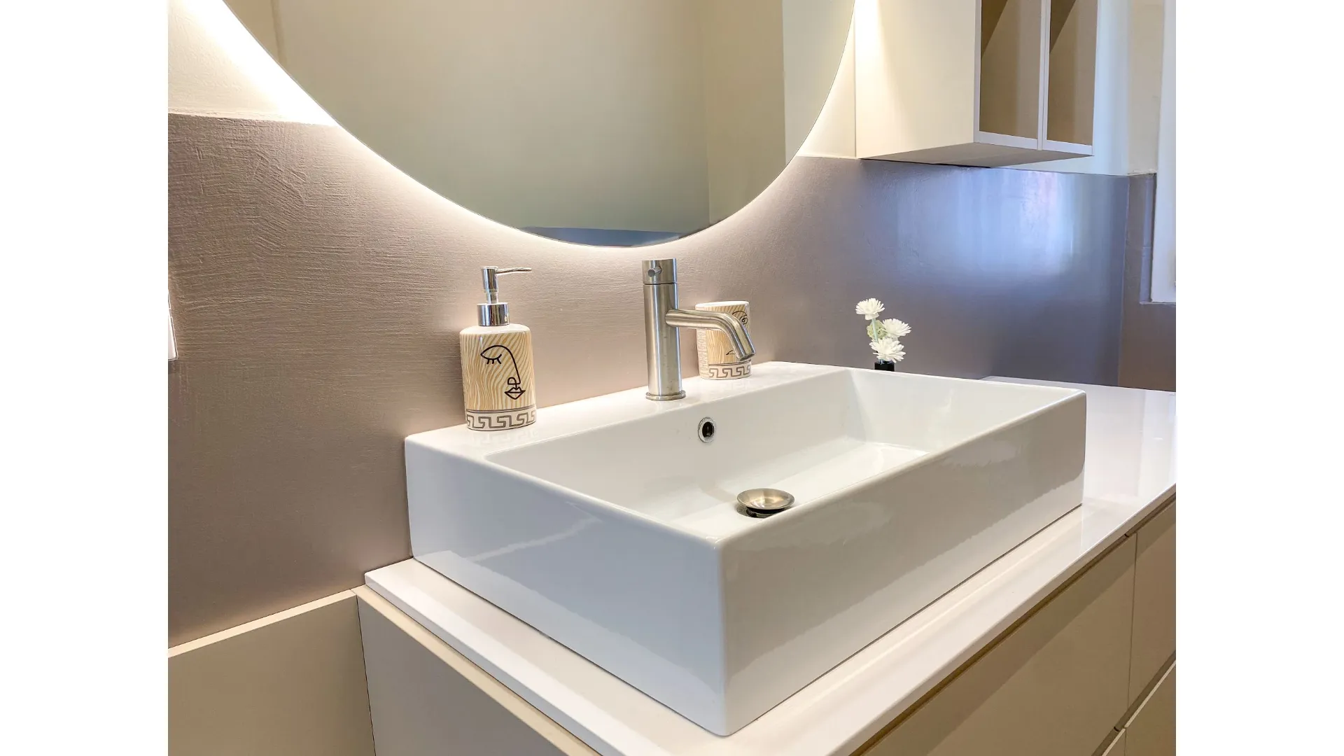 Un'atmosfera da spa botanica: l'eleganza naturale del bagno a Mirandola